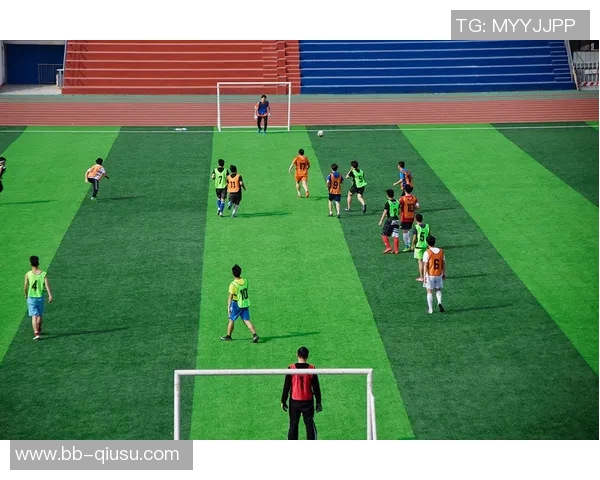 足球之星的旋律：从绿茵场到音符间的梦想与激情